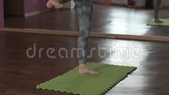 一种瑜伽空中瑜伽一个从事空中瑜伽的年轻女孩这种特殊面料画布上的瑜伽视频的预览图