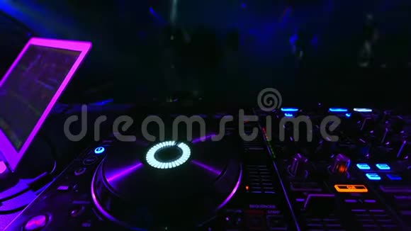 音乐控制器DJ混音机在夜总会聚会视频的预览图