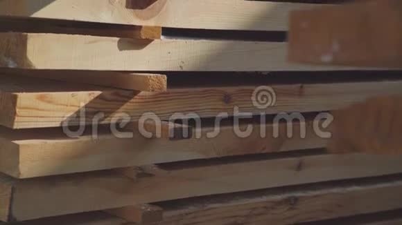 木板整齐堆放整齐成排建筑委员会视频的预览图