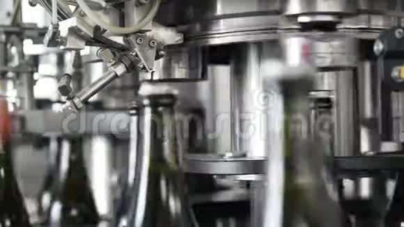 香槟或葡萄酒厂自动输送线上的玻璃瓶酒精饮料装瓶厂视频的预览图