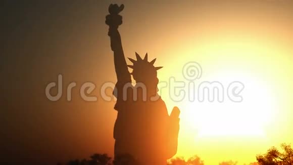 日出时的自由女神像视频的预览图