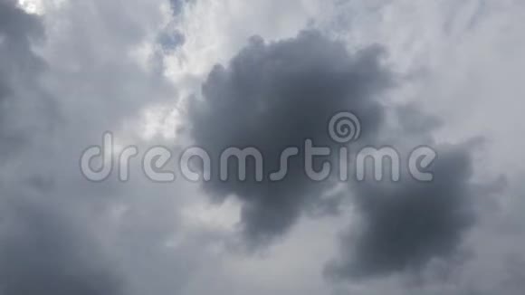 蓝天中的白色积云时间推移视频的预览图