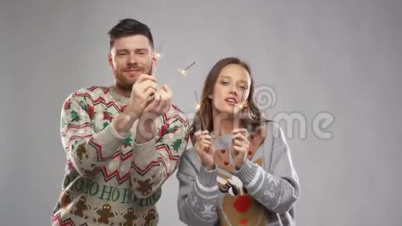 圣诞派对中快乐的情侣视频的预览图