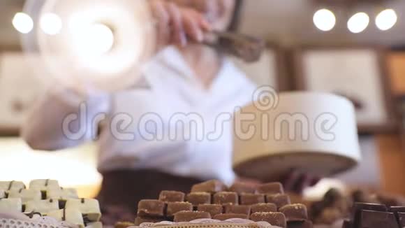 巧克力店糖果店女卖家视频的预览图