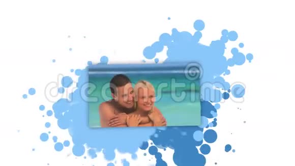 一位年轻夫妇在海滩上拥抱视频的预览图