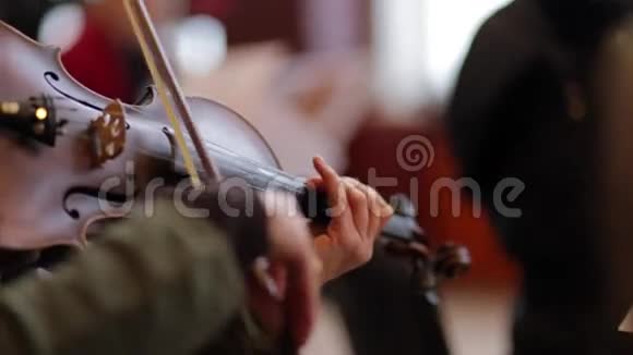 女人演奏小提琴古典音乐视频的预览图