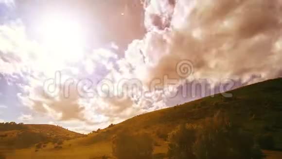 夏季4KUHD山草甸时间云树绿草和太阳光的运动视频的预览图