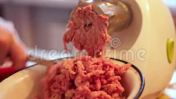 用绞肉机烹调肉肉视频的预览图