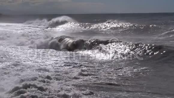 海上风暴巨大的波浪在海岸上撞击和喷射慢动作视频的预览图