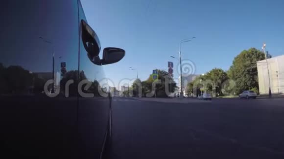 在阳光明媚的夏日汽车沿着城市街道行驶视频的预览图
