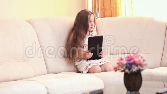 带着平板电脑的小女孩视频的预览图
