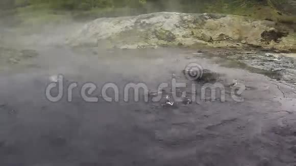 天然火山温泉的海水沸腾视频的预览图