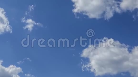 移动的云彩和蓝天的时间流逝视频的预览图