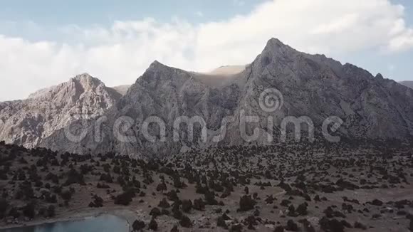 伊斯坎德卢湖从海拔3000米最近的山顶捕获视频的预览图