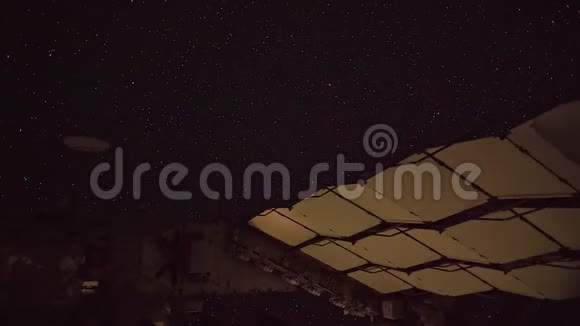 从国际空间站上看到的恒星夜间对行星地球的空间探索视频的预览图