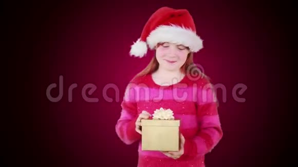 节日小女孩打开神奇的圣诞礼物视频的预览图