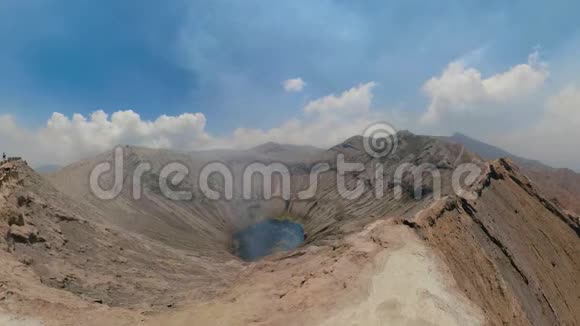 活火山与火山口BromoJawa印度尼西亚视频的预览图