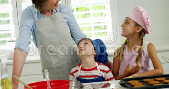 妈妈和孩子们在厨房做饼干视频的预览图