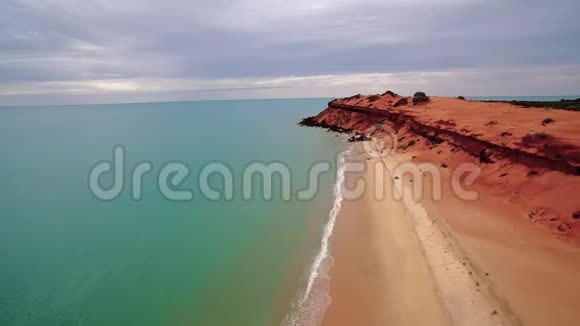 海洋和海滩与山射视频的预览图