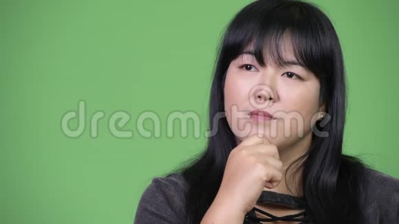 快乐超重的亚洲女人的头照视频的预览图