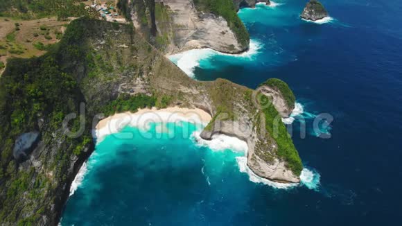 天堂海岸线海滩与海浪在努沙佩尼达岛空中无人机视野视频的预览图
