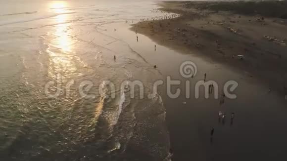 靠近日惹海洋的沙滩视频的预览图