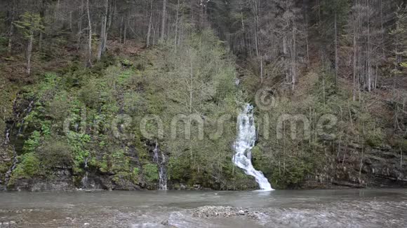 山瀑布在山河树间视频的预览图