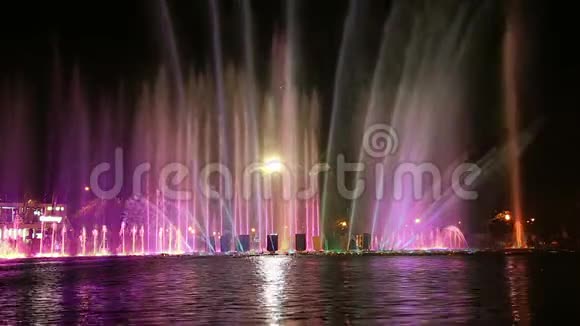 俄罗斯莫斯科高尔基公园跳舞喷泉的多彩灯光视频的预览图
