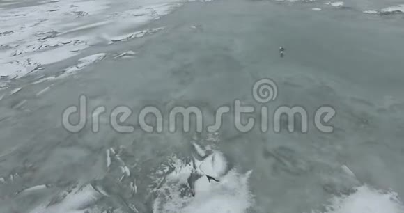 空中观景冬季阴寒天气沿涅瓦河飞行彼得堡河上的桥鸟的高度视频的预览图