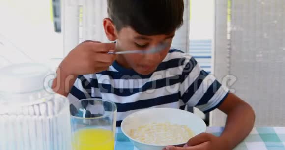 男孩在吃早餐视频的预览图