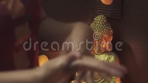 一个漂亮的泰国按摩师的手视频的预览图