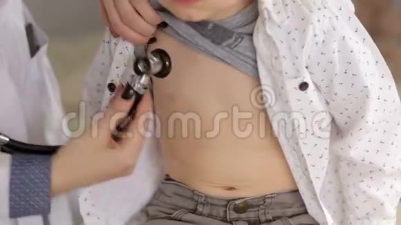 儿科医生用听诊器检查小男孩视频的预览图
