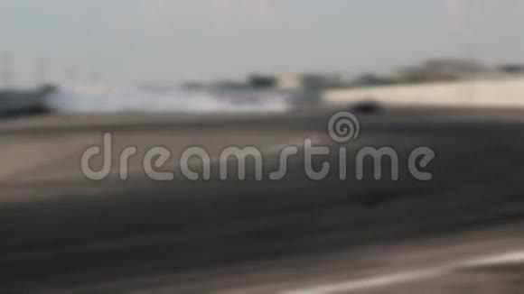 在沥青跑道上漂流赛车很多烟布鲁尔视频的预览图