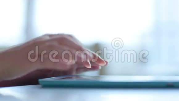 女人在触摸板上打字视频的预览图