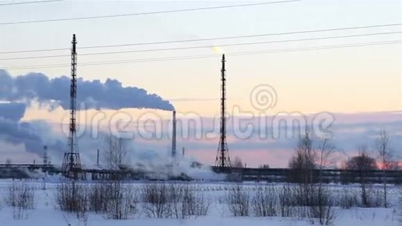 日落天空背景下的炼油厂冰霜的雪视频的预览图
