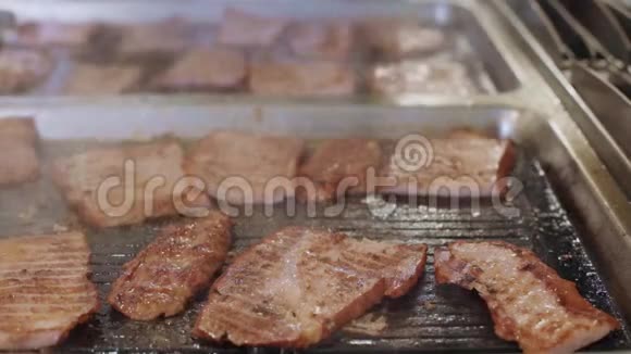 在专业烤架上烤熟的牛腰肉视频的预览图