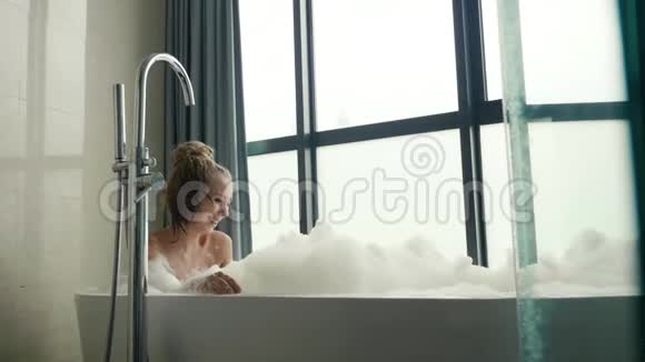 美丽的女人在洗澡视频的预览图