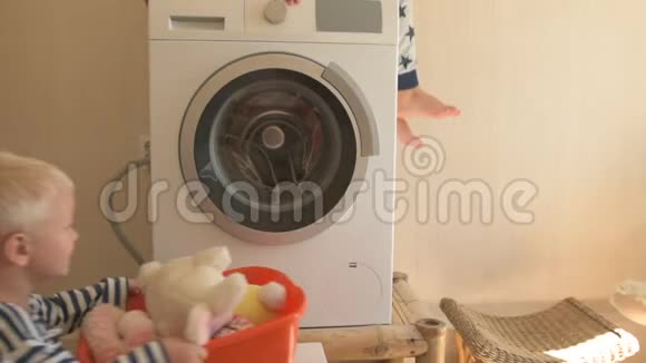 父母购买新型号最新一代洗衣机视频的预览图