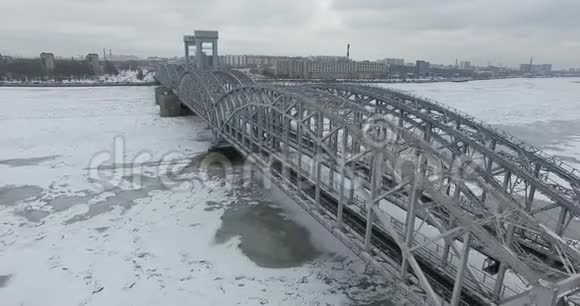 空中观景冬季阴寒天气沿涅瓦河飞行彼得堡河上的桥鸟的高度视频的预览图