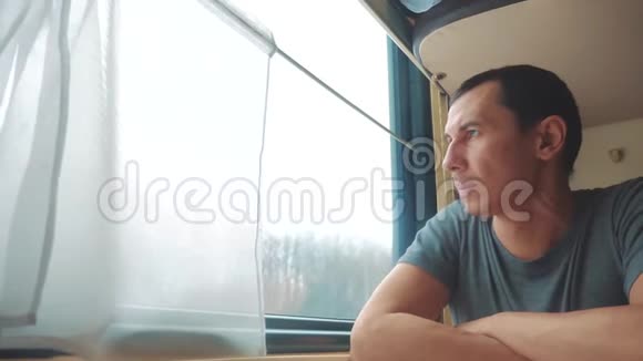 人类旅行乘坐火车铁路看窗外旅行者概念火车铁路旅行慢速视频视频的预览图