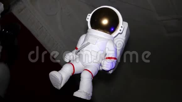 白色宇航员的身影宇航员悬浮在空中室内娃娃视频的预览图