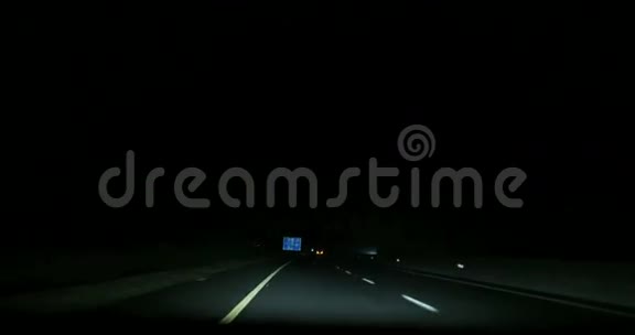 在小镇上高速公路上超速行驶视频的预览图