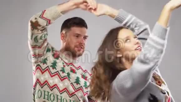 快乐的一对夫妇在圣诞晚会上跳舞视频的预览图