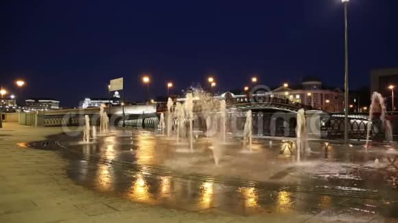 晚上在博罗纳亚大堤上喷泉莫斯科城市历史中心受欢迎的地标俄罗斯视频的预览图