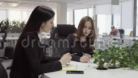 办公室的商务会议视频的预览图