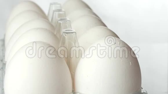 白色透明塑料托盘中的白色大鸡蛋视频的预览图