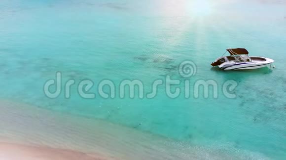 美丽的马尔代夫岛屿美丽的绿松石水域和白色沙滩蓝天背景度假视频的预览图