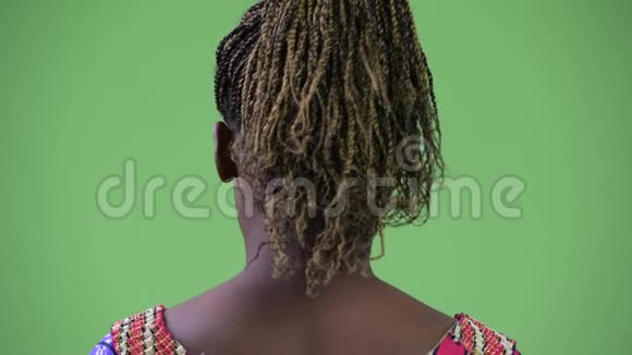 非洲年轻女子的后景视频的预览图