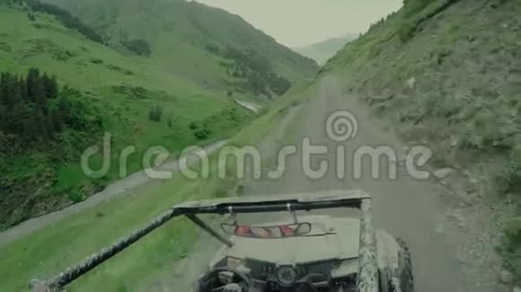 恩杜罗之旅与布吉汽车在高高的高加索山脉视频的预览图