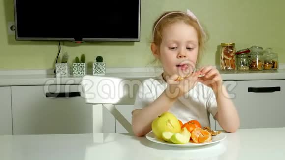 美丽可爱的小女孩吃水果快乐视频的预览图